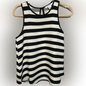 Blusa blanco y negro.   No texto, no email